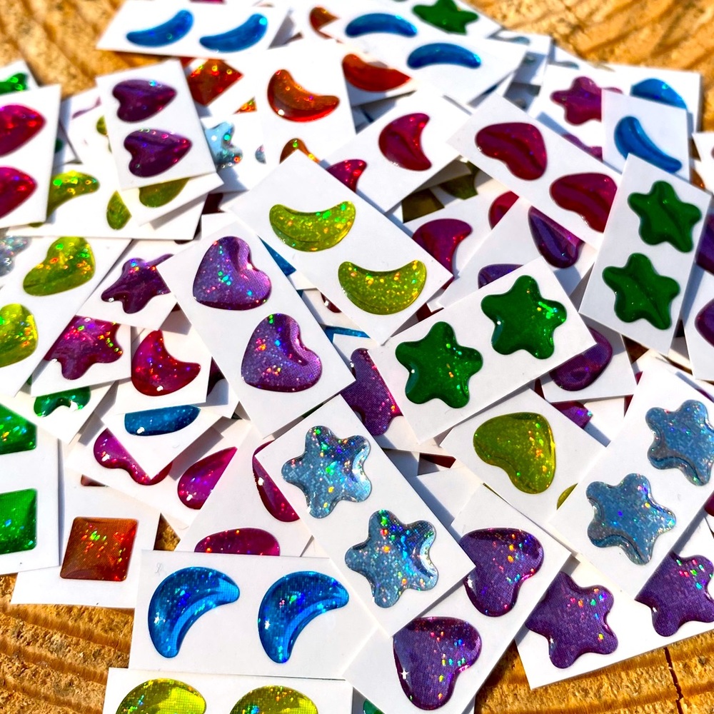 Free w/ purchase 🦋 90’s stick on earrings